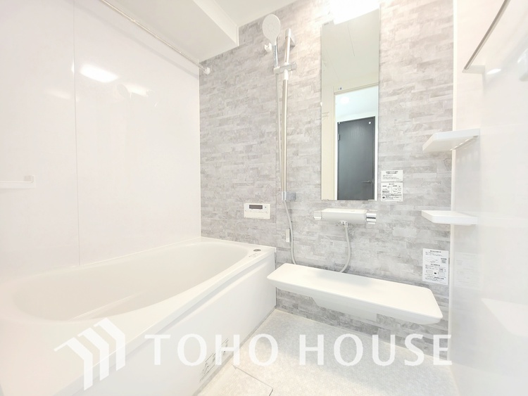 風呂 心と体を解き放つ空間。広々とした浴槽と最新の機能が、極上のリラクゼーションを提供し、疲れを完全に癒します。