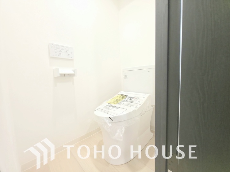 トイレ 清潔でプライベートな時間を守る空間。最新の機能と静謐なデザインが、訪れる人に心地よい安心感を与えます。