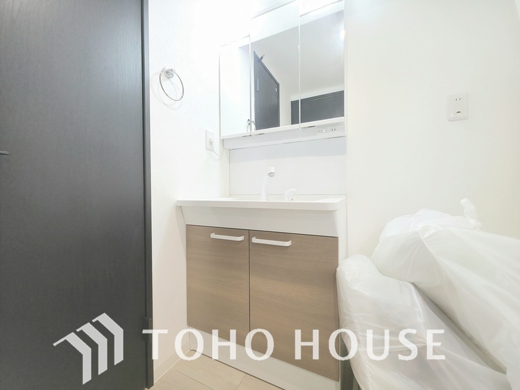 洗面 一日の始まりと終わりを彩る空間。収納力とデザイン性を兼ね備えた洗面台が、忙しい朝の身支度を優雅な時間に変えます。