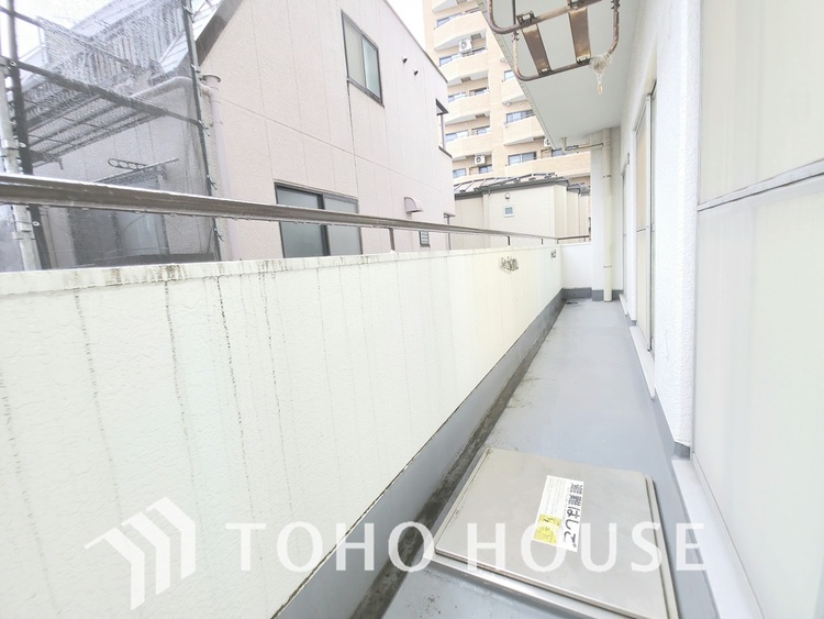 バルコニー 陽光が降り注ぐ、開放感あふれる屋外空間です。セカンドリビングとして、あるいは優雅なカフェタイムの舞台として多目的に活用できます。