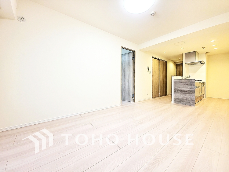 内装 陽光が降り注ぐ、開放的な大空間です。家族の絆を育み、ゲストをもてなす舞台となる、心豊かな団らんの時間が流れます。