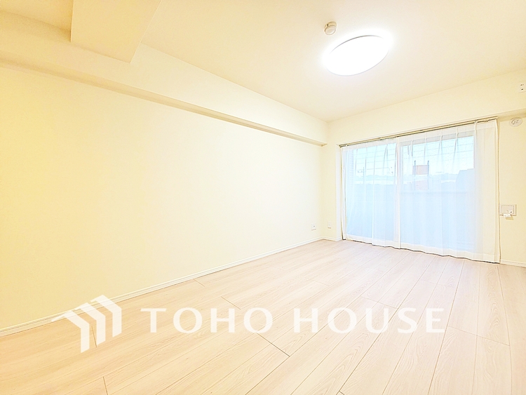 内装 陽光が降り注ぐ、開放的な大空間です。家族の絆を育み、ゲストをもてなす舞台となる、心豊かな団らんの時間が流れます。