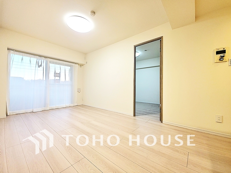 内装 陽光が降り注ぐ、開放的な大空間です。家族の絆を育み、ゲストをもてなす舞台となる、心豊かな団らんの時間が流れます。