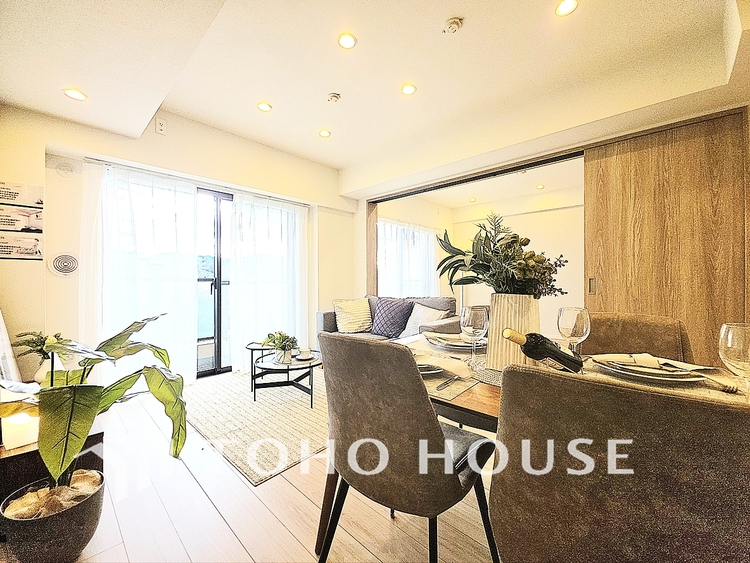 内装 陽光が降り注ぐ、開放的な大空間です。家族の絆を育み、ゲストをもてなす舞台となる、心豊かな団らんの時間が流れます。