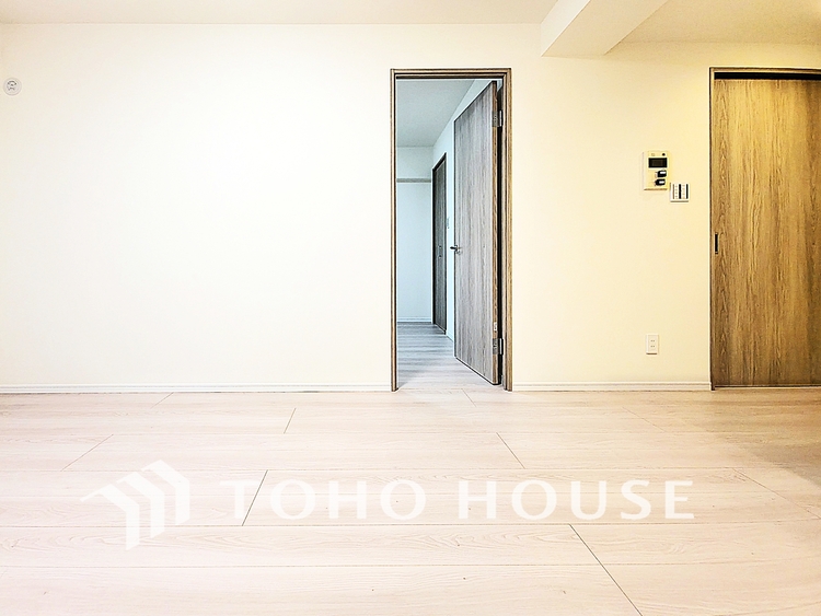 内装 陽光が降り注ぐ、開放的な大空間です。家族の絆を育み、ゲストをもてなす舞台となる、心豊かな団らんの時間が流れます。