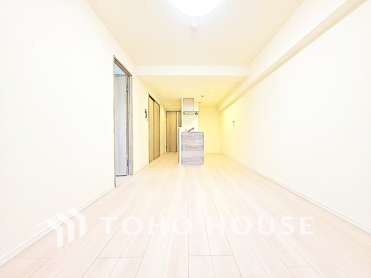 内装 陽光が降り注ぐ、開放的な大空間です。家族の絆を育み、ゲストをもてなす舞台となる、心豊かな団らんの時間が流れます。