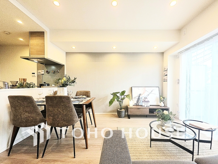 内装 陽光が降り注ぐ、開放的な大空間です。家族の絆を育み、ゲストをもてなす舞台となる、心豊かな団らんの時間が流れます。