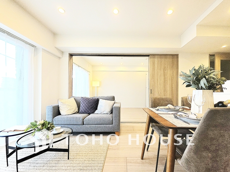 内装 陽光が降り注ぐ、開放的な大空間です。家族の絆を育み、ゲストをもてなす舞台となる、心豊かな団らんの時間が流れます。