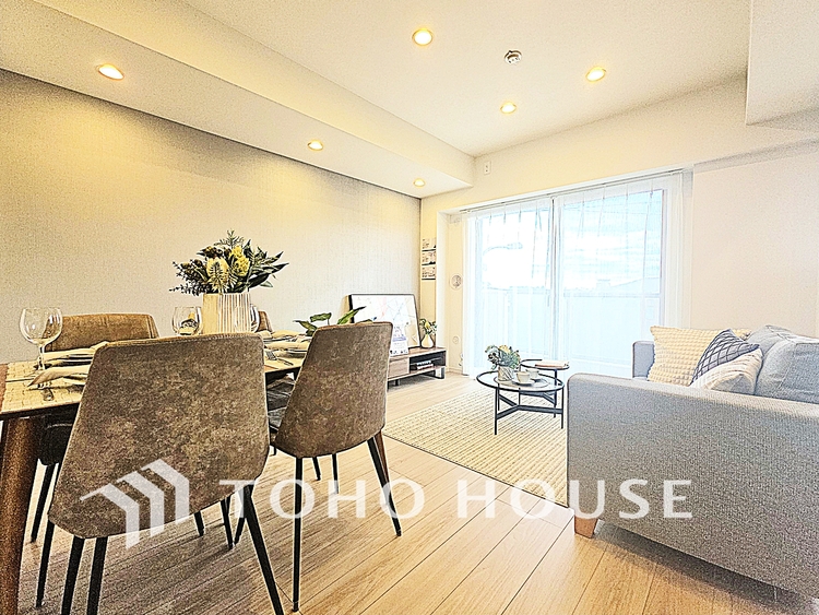 内装 陽光が降り注ぐ、開放的な大空間です。家族の絆を育み、ゲストをもてなす舞台となる、心豊かな団らんの時間が流れます。