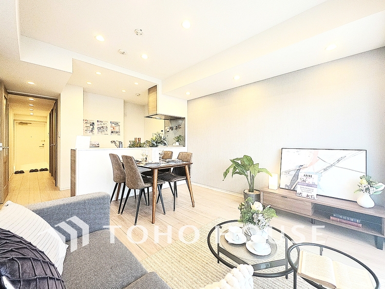 内装 陽光が降り注ぐ、開放的な大空間です。家族の絆を育み、ゲストをもてなす舞台となる、心豊かな団らんの時間が流れます。