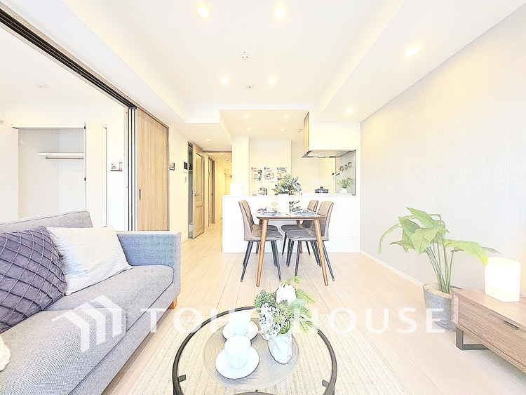 内装 陽光が降り注ぐ、開放的な大空間です。家族の絆を育み、ゲストをもてなす舞台となる、心豊かな団らんの時間が流れます。