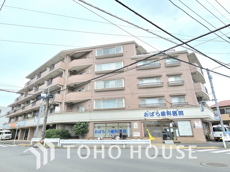 外観 街の景観を牽引するような、洗練されたデザインのレジデンスです。圧倒的な存在感を放ち、住まう人のステータスを象徴します。