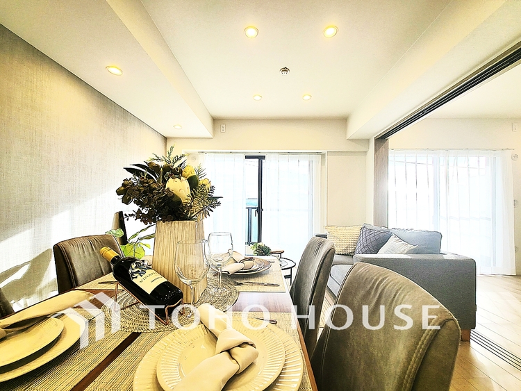 内装 陽光が降り注ぐ、開放的な大空間です。家族の絆を育み、ゲストをもてなす舞台となる、心豊かな団らんの時間が流れます。