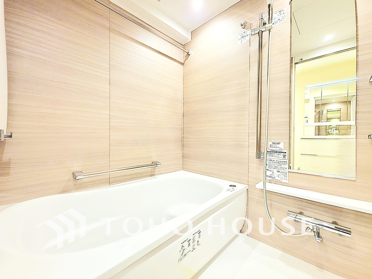 風呂 心と体を解き放つ空間。広々とした浴槽と最新の機能が、極上のリラクゼーションを提供し、疲れを完全に癒します。