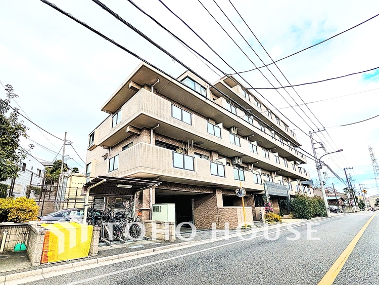 外観 街の景観を牽引するような、洗練されたデザインのレジデンスです。圧倒的な存在感を放ち、住まう人のステータスを象徴します。