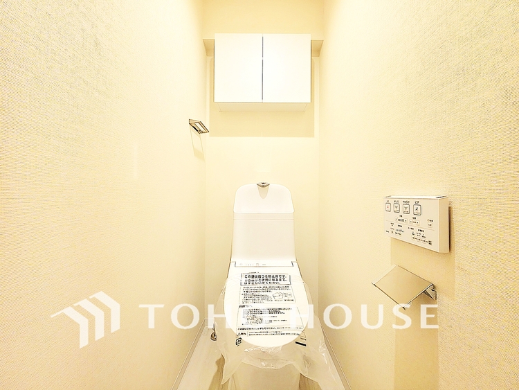 トイレ 清潔でプライベートな時間を守る空間。最新の機能と静謐なデザインが、訪れる人に心地よい安心感を与えます。