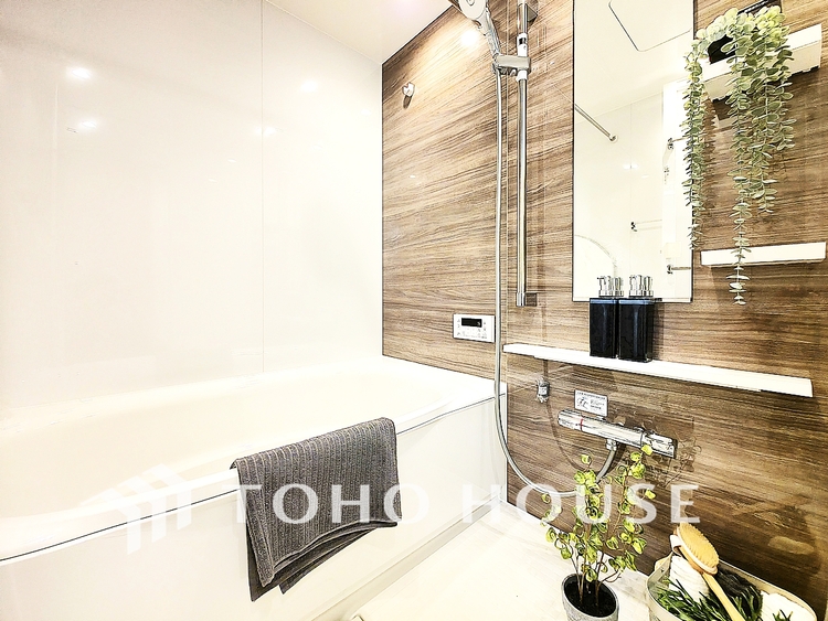 風呂 心と体を解き放つ空間。広々とした浴槽と最新の機能が、極上のリラクゼーションを提供し、疲れを完全に癒します。