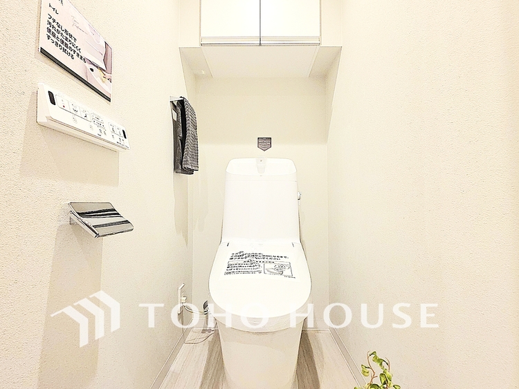 トイレ 清潔でプライベートな時間を守る空間。最新の機能と静謐なデザインが、訪れる人に心地よい安心感を与えます。