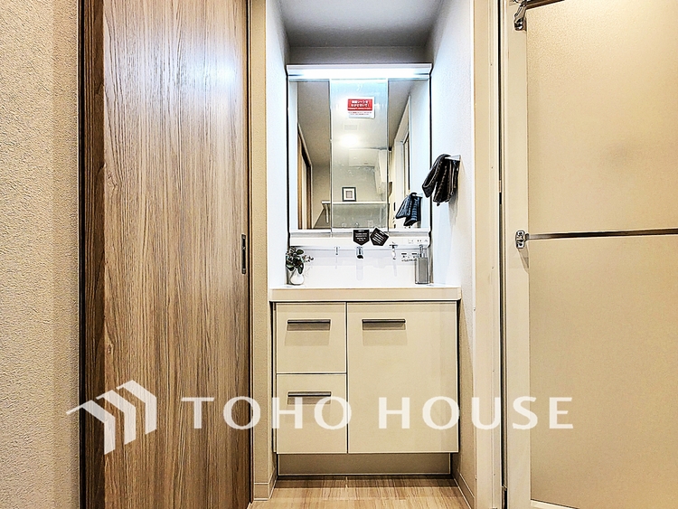 洗面 このお家で始まる毎日は、きっとご家族にとってかけがえのない大切現在リフォーム中。新しく生まれ変わる室内は、快適な暮らしを彩な時間になります。明るく温かい空間で、たくさんの思い出を作っていってください。