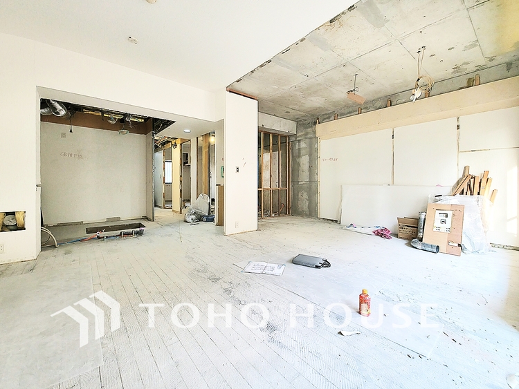 内装 陽光が降り注ぐ、開放的な大空間です。家族の絆を育み、ゲストをもてなす舞台となる、心豊かな団らんの時間が流れます。