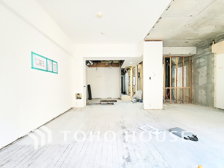 内装 住まいの格式を語るメインゲート。洗練されたデザインと上質なマテリアルが、ゲストを優雅に迎え、あなたの日々に誇りを添えます。