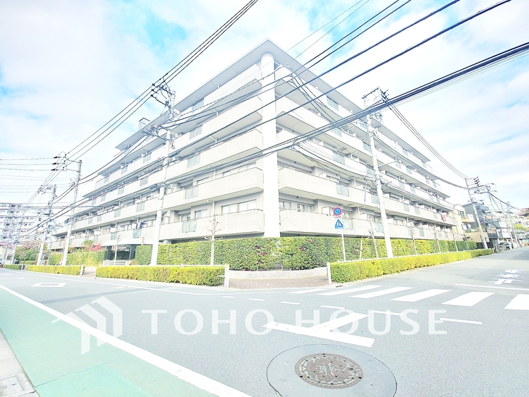 外観 街の景観を牽引するような、洗練されたデザインのレジデンスです。圧倒的な存在感を放ち、住まう人のステータスを象徴します。