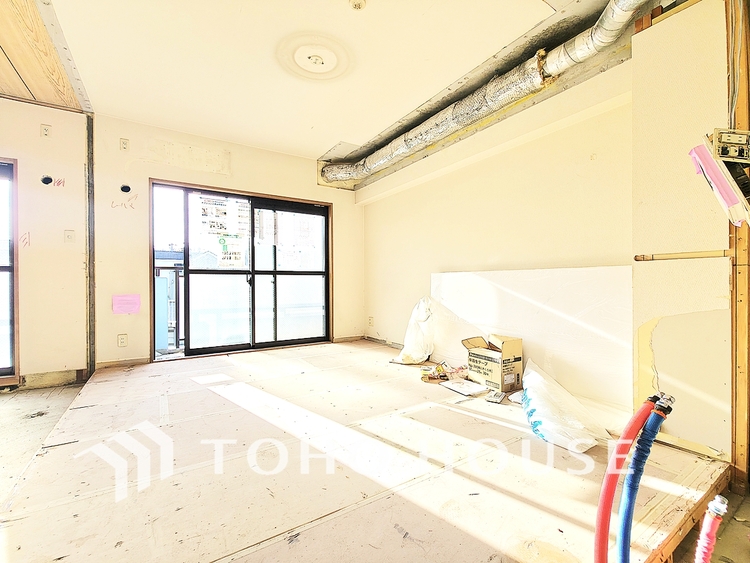 内装 陽光が降り注ぐ、開放的な大空間です。家族の絆を育み、ゲストをもてなす舞台となる、心豊かな団らんの時間が流れます。