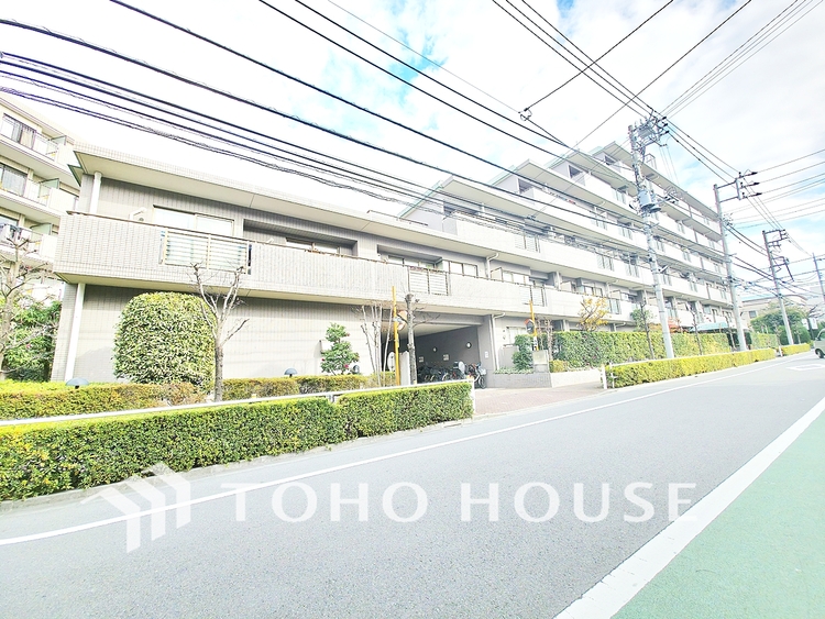 外観 街の景観を牽引するような、洗練されたデザインのレジデンスです。圧倒的な存在感を放ち、住まう人のステータスを象徴します。