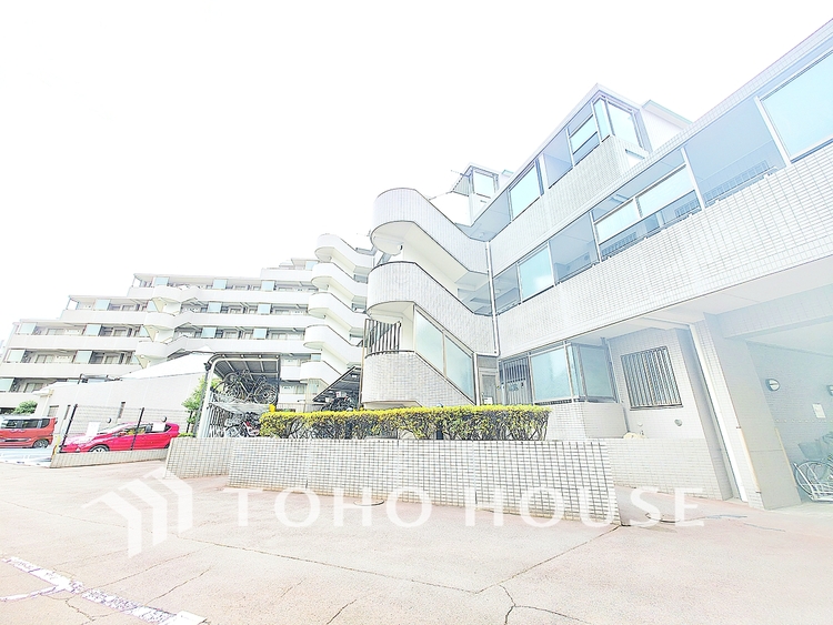 外観 街の景観を牽引するような、洗練されたデザインのレジデンスです。圧倒的な存在感を放ち、住まう人のステータスを象徴します。