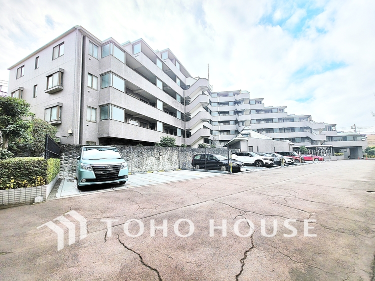 外観 街の景観を牽引するような、洗練されたデザインのレジデンスです。圧倒的な存在感を放ち、住まう人のステータスを象徴します。