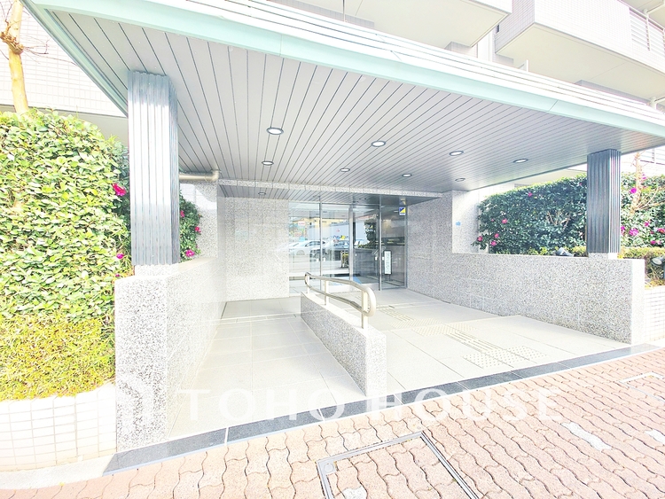 外観 街の景観を牽引するような、洗練されたデザインのレジデンスです。圧倒的な存在感を放ち、住まう人のステータスを象徴します。