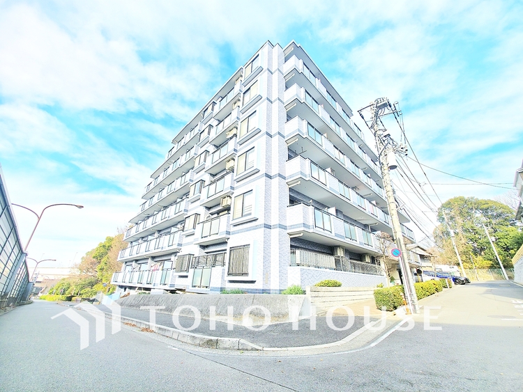 外観 街の景観を牽引するような、洗練されたデザインのレジデンスです。圧倒的な存在感を放ち、住まう人のステータスを象徴します。