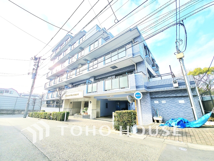 外観 街の景観を牽引するような、洗練されたデザインのレジデンスです。圧倒的な存在感を放ち、住まう人のステータスを象徴します。