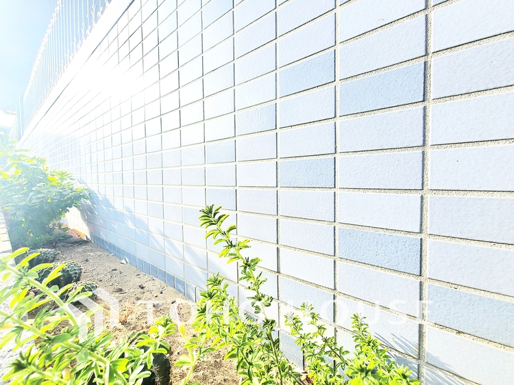 外観 街の景観を牽引するような、洗練されたデザインのレジデンスです。圧倒的な存在感を放ち、住まう人のステータスを象徴します。