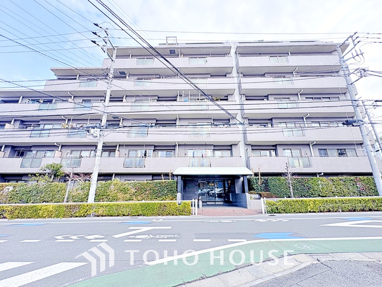 外観 街の景観を牽引するような、洗練されたデザインのレジデンスです。圧倒的な存在感を放ち、住まう人のステータスを象徴します。