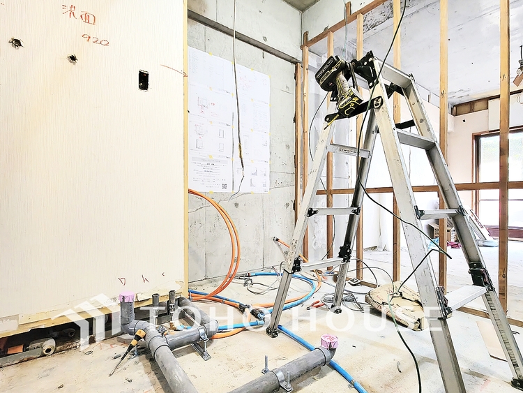 風呂 心と体を解き放つ空間。広々とした浴槽と最新の機能が、極上のリラクゼーションを提供し、疲れを完全に癒します。