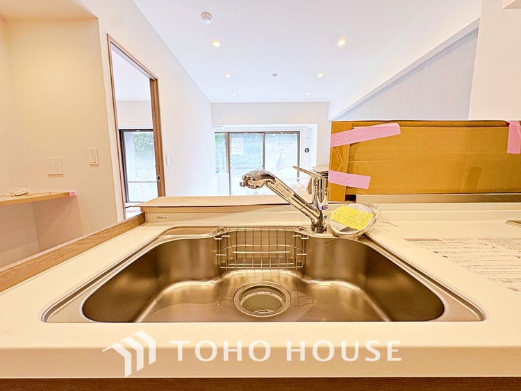 キッチン 街の景観を牽引するような、洗練されたデザインのレジデンスです。圧倒的な存在感を放ち、住まう人のステータスを象徴します。