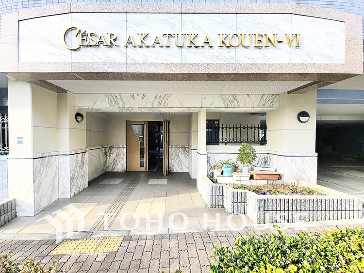 外観 住まいの格式を語るメインゲート。洗練されたデザインと上質なマテリアルが、ゲストを優雅に迎え、あなたの日々に誇りを添えます。