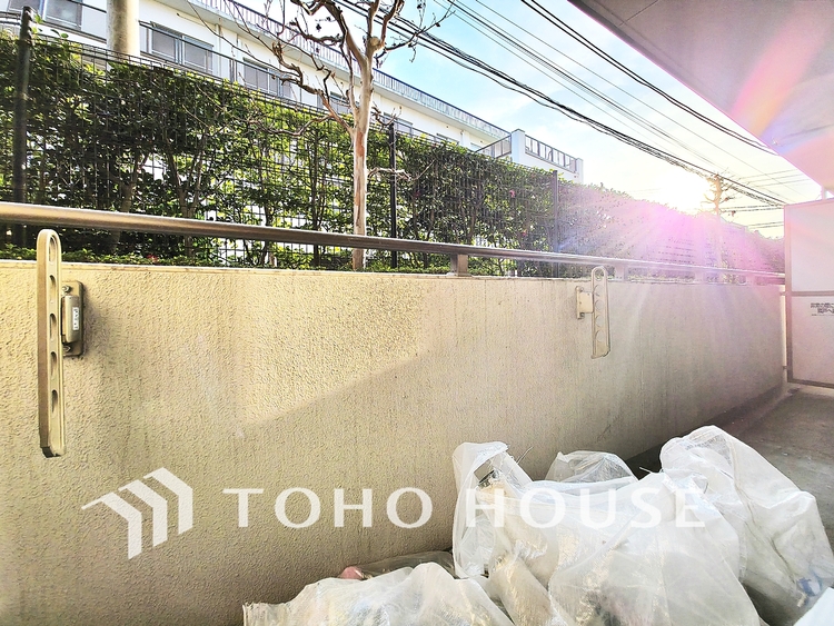 バルコニー 陽光が降り注ぐ、開放感あふれる屋外空間です。セカンドリビングとして、あるいは優雅なカフェタイムの舞台として多目的に活用できます。