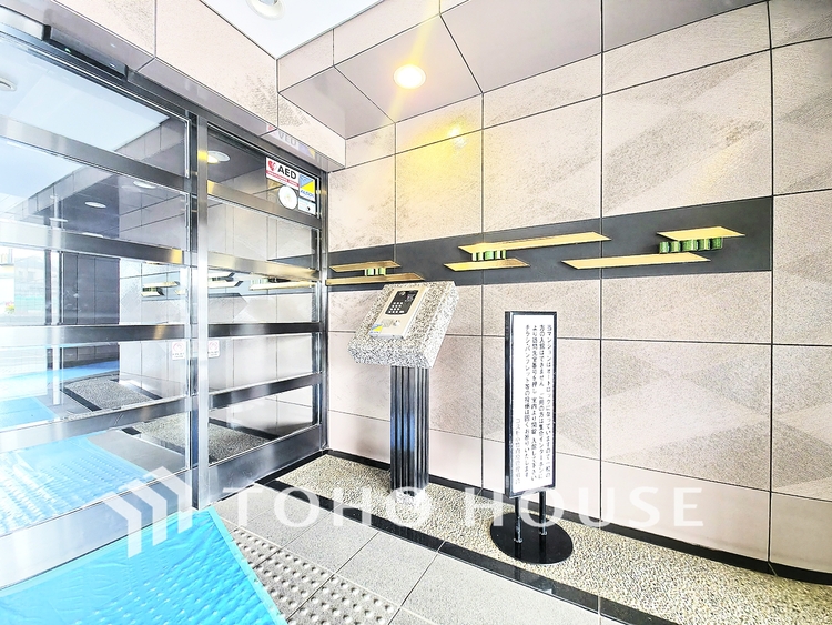 エントランス 住まいの格式を語るメインゲート。洗練されたデザインと上質なマテリアルが、ゲストを優雅に迎え、あなたの日々に誇りを添えます。