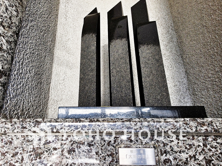 エントランス 住まいの格式を語るメインゲート。洗練されたデザインと上質なマテリアルが、ゲストを優雅に迎え、あなたの日々に誇りを添えます。