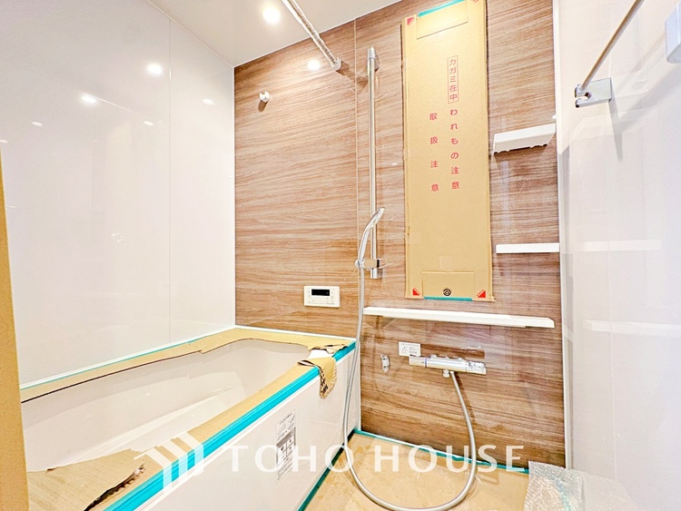 風呂 心と体を解き放つ空間。広々とした浴槽と最新の機能が、極上のリラクゼーションを提供し、疲れを完全に癒します。