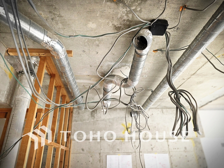 風呂 心と体を解き放つ空間。広々とした浴槽と最新の機能が、極上のリラクゼーションを提供し、疲れを完全に癒します。