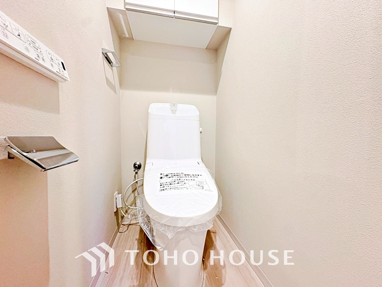 トイレ 清潔でプライベートな時間を守る空間。最新の機能と静謐なデザインが、訪れる人に心地よい安心感を与えます。