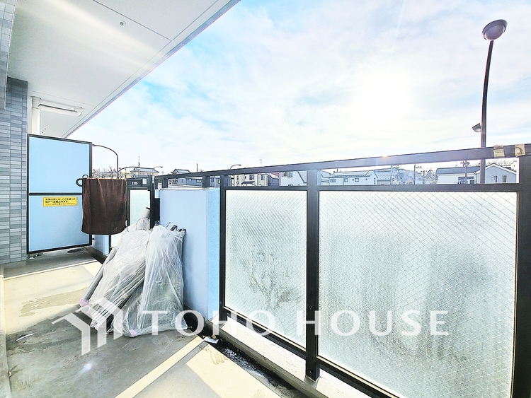 バルコニー 陽光が降り注ぐ、開放感あふれる屋外空間です。セカンドリビングとして、あるいは優雅なカフェタイムの舞台として多目的に活用できます。