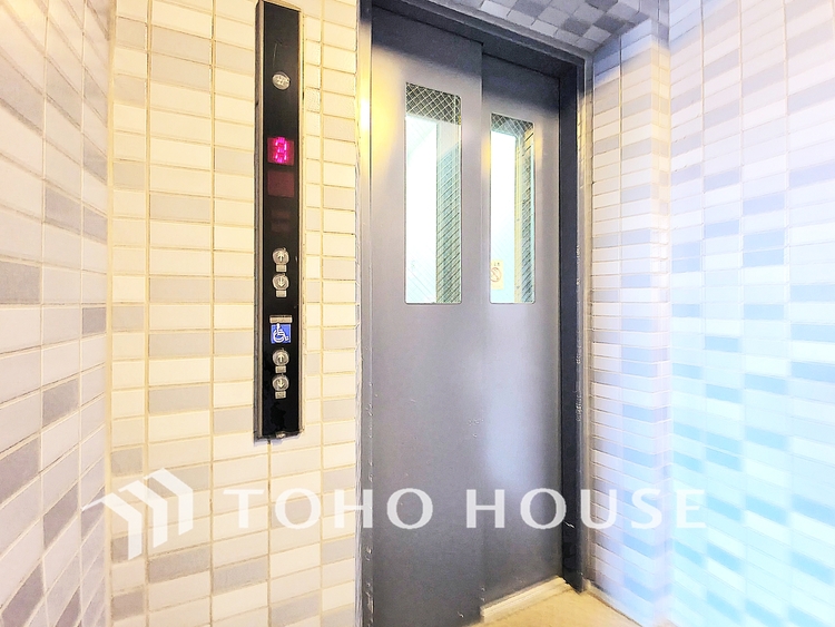 その他 住まいの格式を語るメインゲート。洗練されたデザインと上質なマテリアルが、ゲストを優雅に迎え、あなたの日々に誇りを添えます。