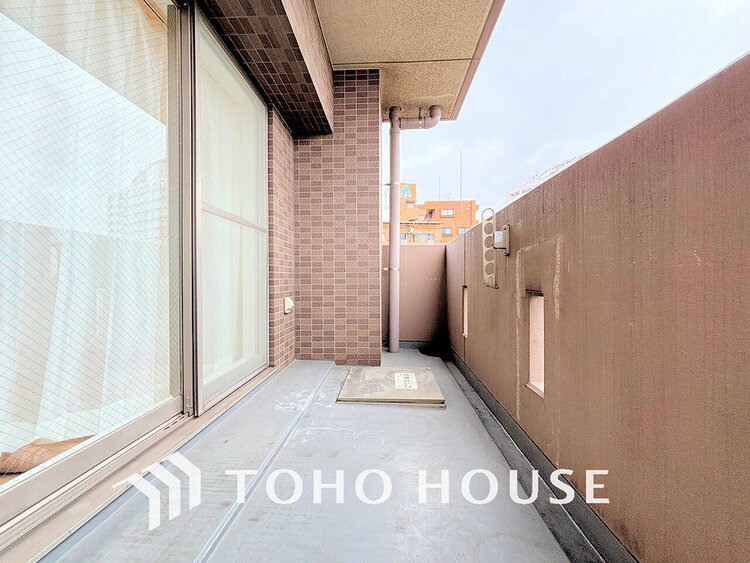 バルコニー 日当たりの良いバルコニーで晴れの日の洗濯物も楽しみになりますね