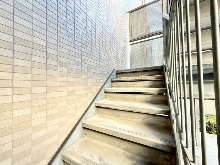 その他 共用部の階段です。明るく清潔に管理されています。