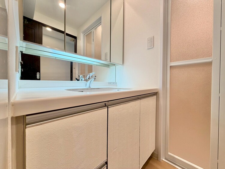 その他 清潔感を感じられる洗面化粧台。