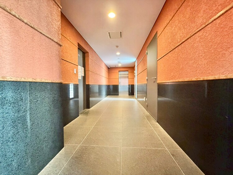 その他 共用部の階段です。明るく清潔に管理されています。